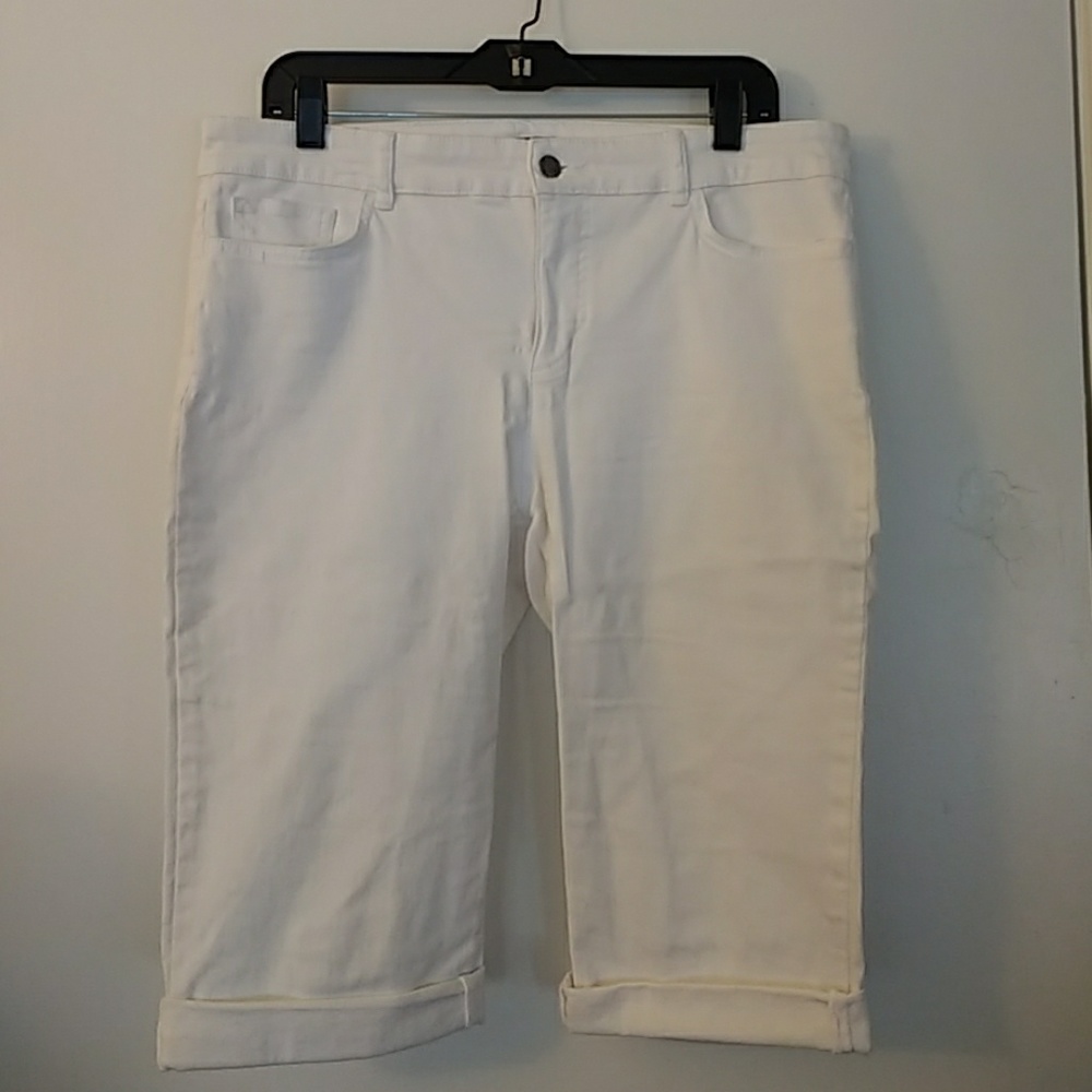 White crops/capris